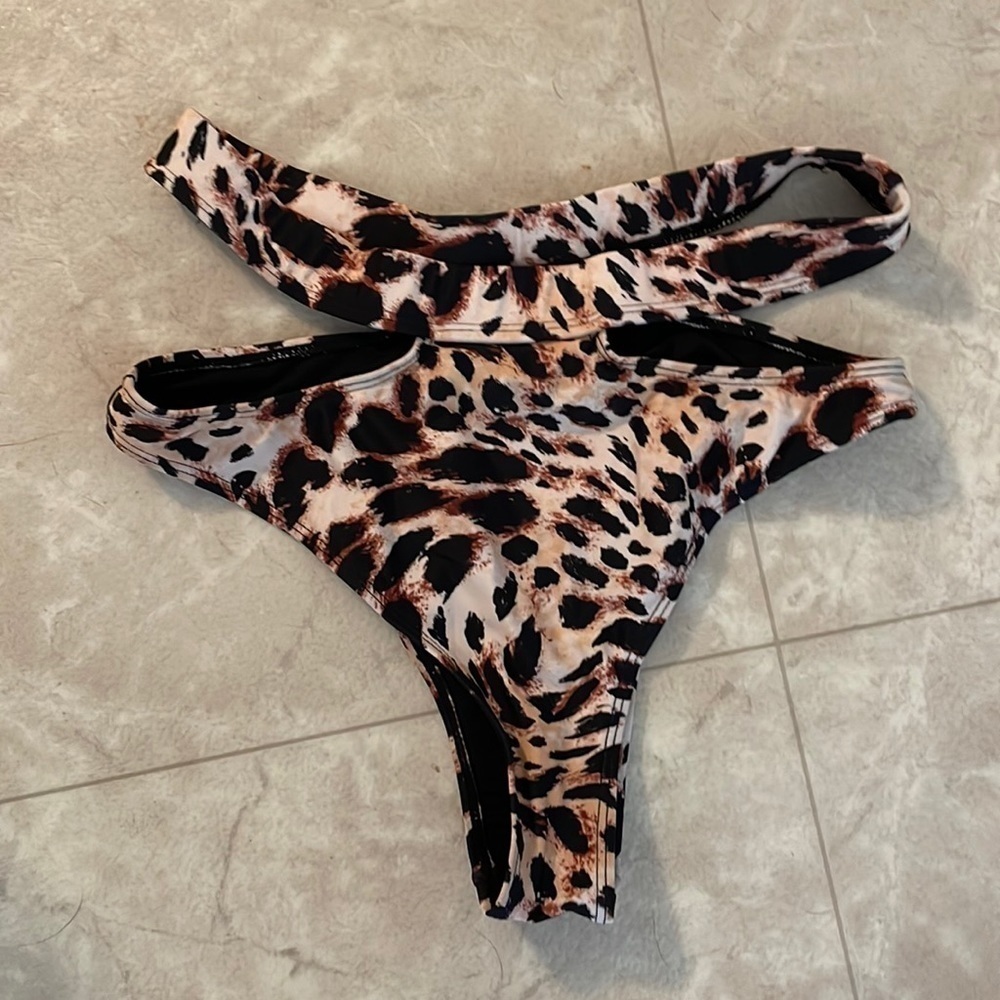 Icon swim animal print cutout strap bottom bathing suit M
